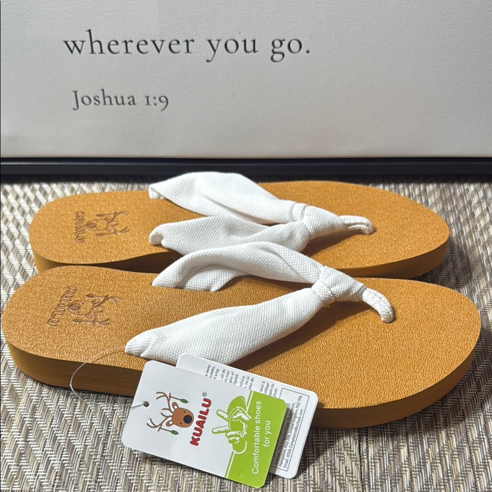 Kuailu White and Tan Flip Flops